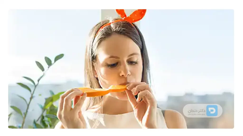 خانمی که در حال خوردن پرتقال است
