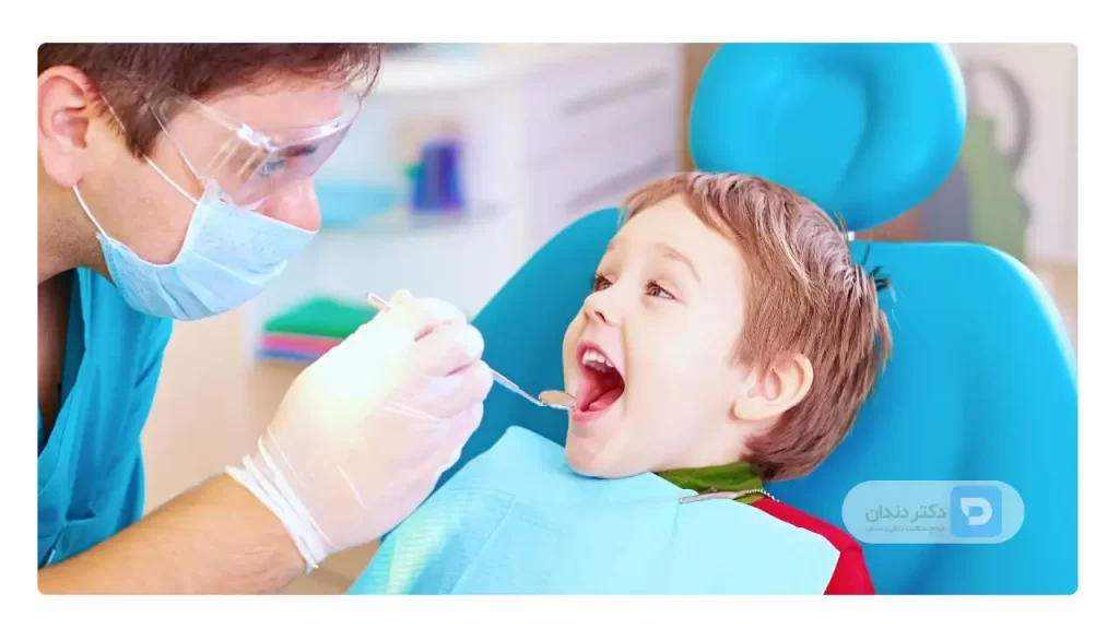 تصویر یک کودک روی یونیت دندانپزشکی